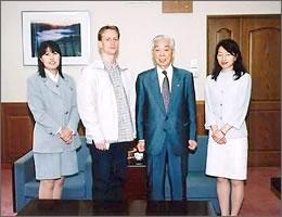 村長とスロバキア夫人の歓談の写真