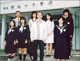 野迫川中学校の前に記念撮影