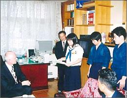 中学生徒からスロバキアについて質問を受けている写真