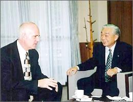 村長と会合の写真