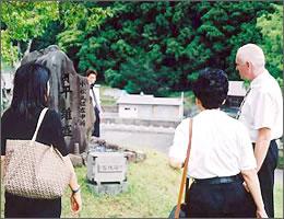 平維盛の塚で見学している写真