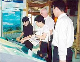 平維盛歴史の里資料館で見学している写真