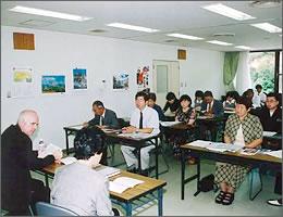 地場産業振興センターで村民のいろいろな質問に対して回答してる写真