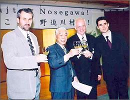4人スロバキアのワインで乾杯をしている写真