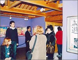 鶴姫公園の資料館を見学している写真