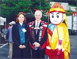 これもり君とスロバキア人2人が記念撮影を撮っている写真
