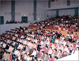 観客席で公演を鑑賞するお客さんたちの写真