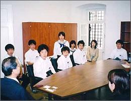 男性の説明を真面目な表情で聞く中学生たちの写真