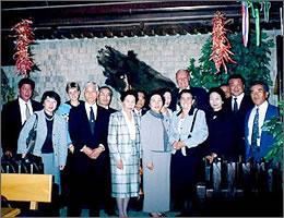 オブジェの前で記念撮影をする前大使と訪問団の写真