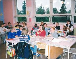 子供たちが楽しそうに授業を受けている写真