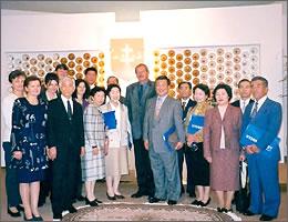 オブジェの前で市長と記念撮影する訪問団の写真