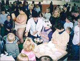 日本文化紹介(お餅つき)の会場の写真
