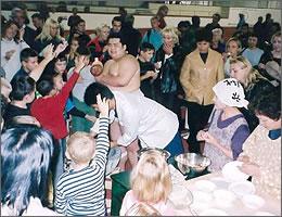 日本文化紹介(お餅つき)の会場の写真