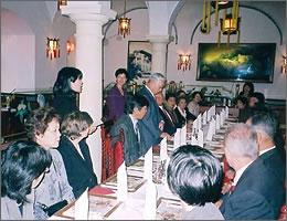 皆さんはテーブルの前に座っている写真