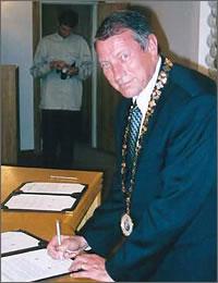 モコシュ市長は協定書に署名する時の写真