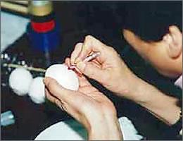 ロウで卵に装飾をしている写真