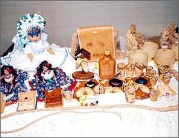 革のカバンや人形など、スロバキアの物産の写真