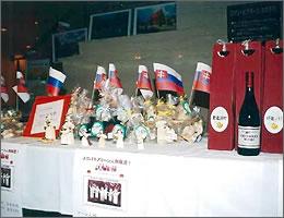 ワインなどがテーブルに並べられた物販エリアの写真